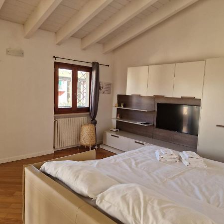 Vittoria Al Lago Apartment Desenzano del Garda Luaran gambar