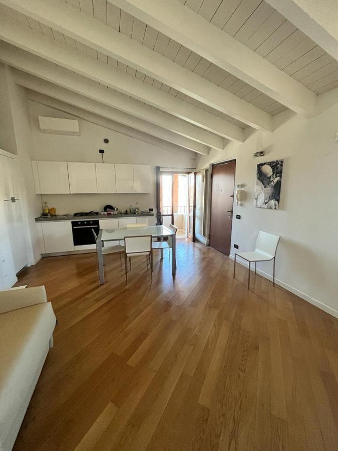 Vittoria Al Lago Apartment Desenzano del Garda Luaran gambar